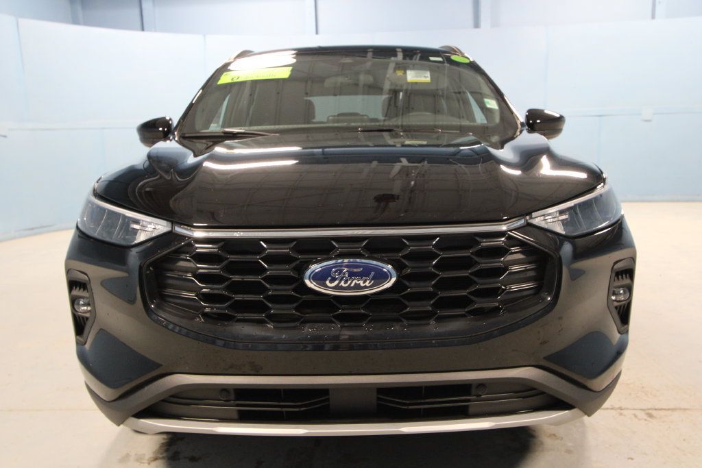 Used 2025 Ford Escape ST-Line Select w/ Class II Trailer Tow Package AWD/4WD image 23