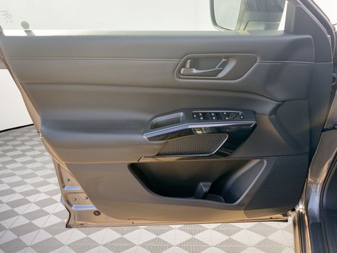 Used 2025 Nissan Pathfinder S FWD image 14