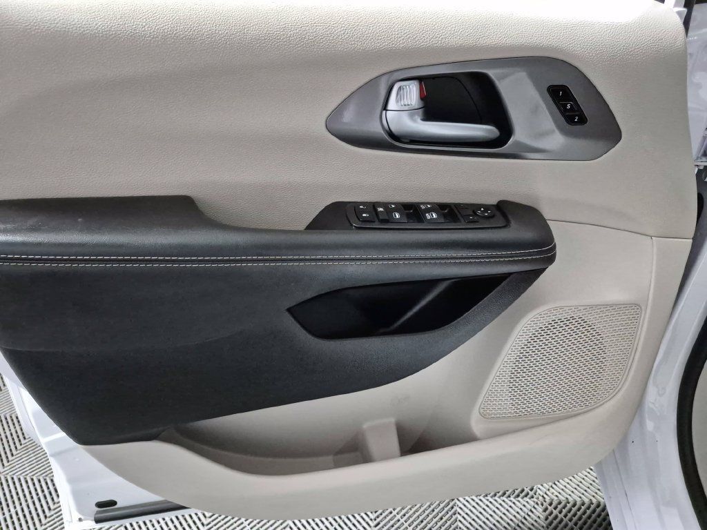 Used 2024 Chrysler Pacifica Touring-L FWD image 15