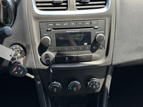 Used 2014 Dodge Avenger SE w/ Blacktop Package FWD image 7