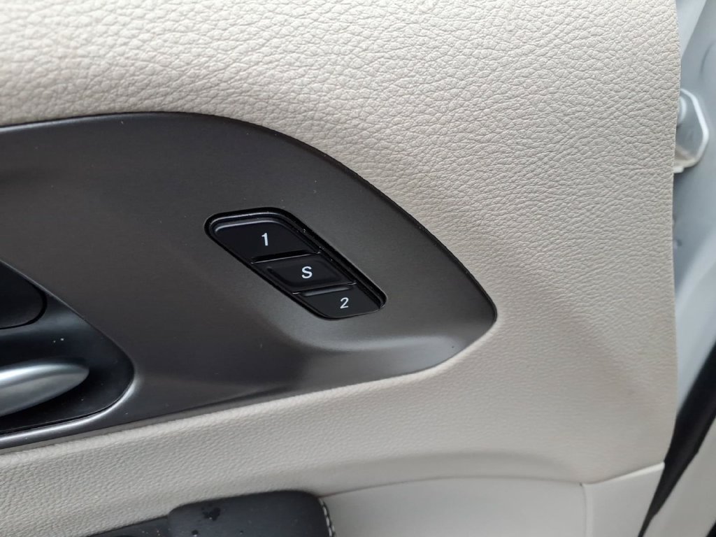 Certified 2024 Chrysler Pacifica Touring-L FWD image 7