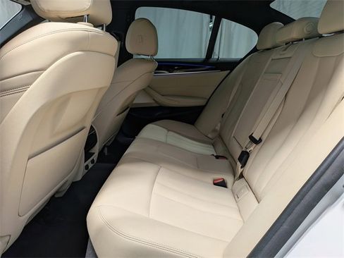 Used 2018 BMW 530i xDrive image 9