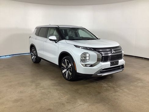 Used 2025 Mitsubishi Outlander SE FWD image 3