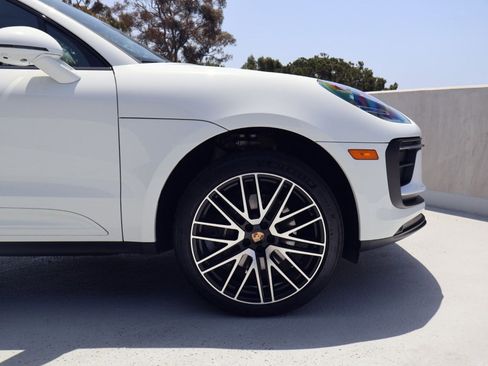 Certified 2025 Porsche Macan AWD/4WD image 11