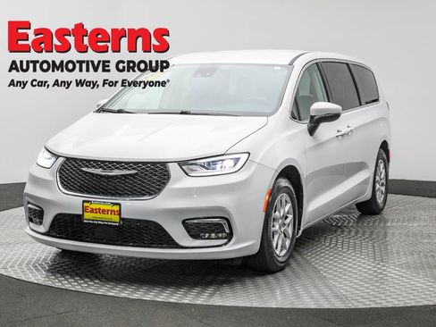 Used 2023 Chrysler Pacifica Touring-L image 1