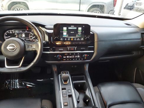 Used 2025 Nissan Pathfinder SL FWD image 13