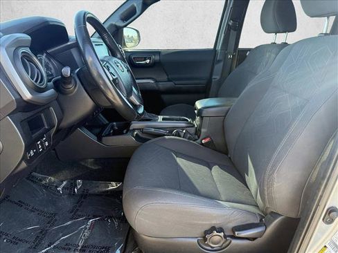 Used 2017 Toyota Tacoma TRD Off-Road w/ Premium & Technology Package image 10