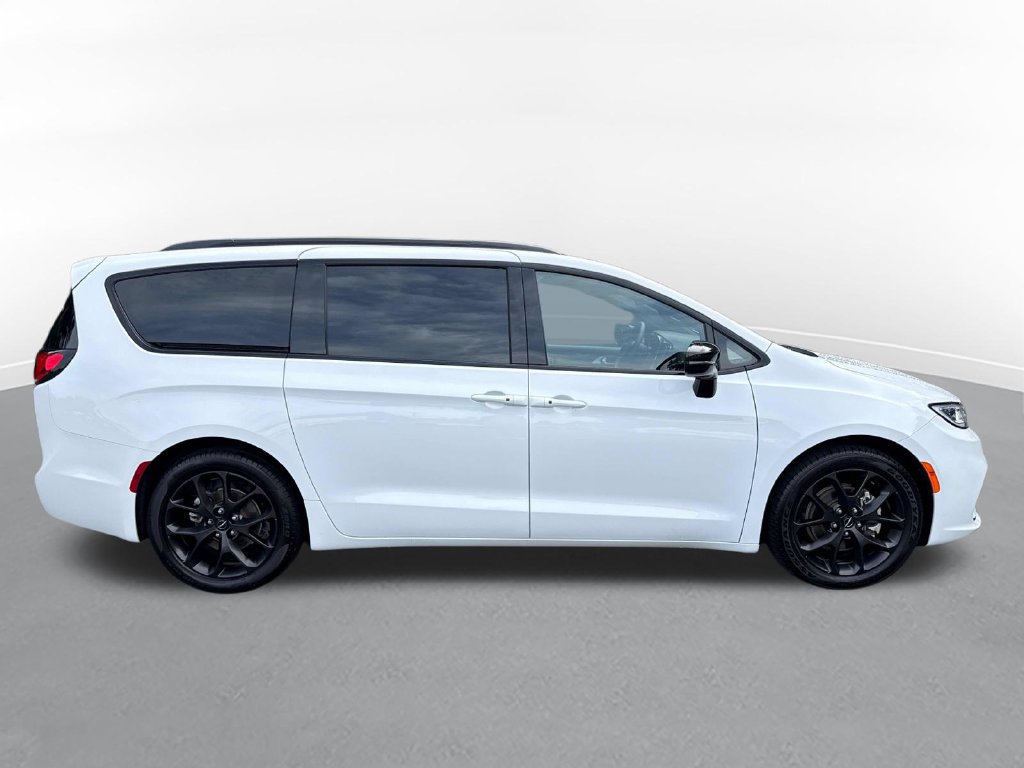 Used 2025 Chrysler Pacifica Limited FWD image 5