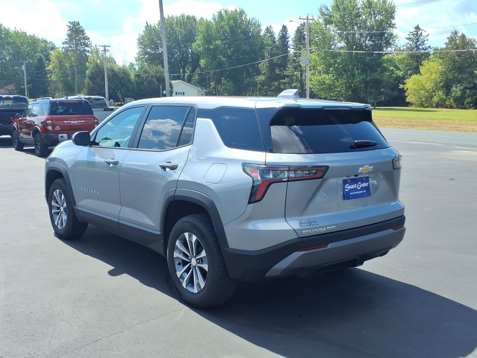 Used 2026 Chevrolet Equinox LT AWD/4WD image 3