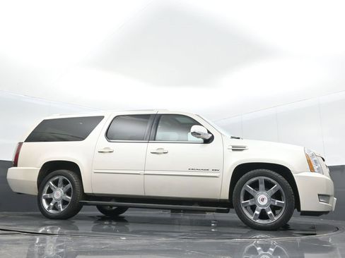 Used 2014 Cadillac Escalade ESV Premium image 29