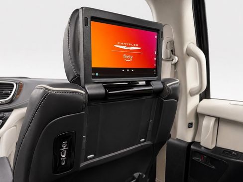 Used 2023 Chrysler Pacifica Limited w/ Uconnect Theater Family Group FWD image 23