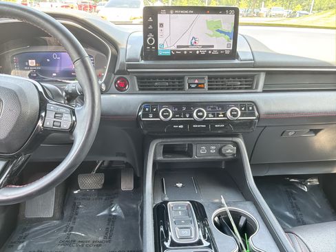 Used 2025 Honda Pilot Black Edition image 29
