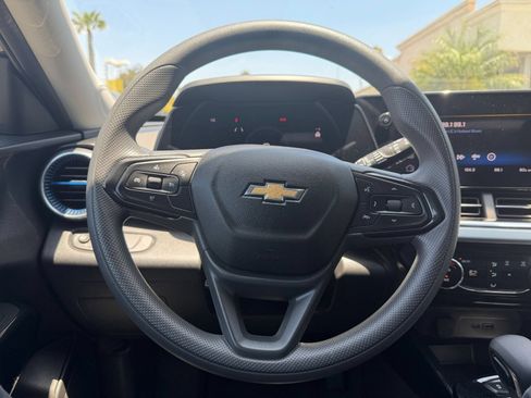 Used 2025 Chevrolet Trax LT FWD image 27