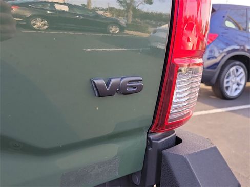 Used 2021 Toyota Tacoma SR5 w/ Trail Edition image 10