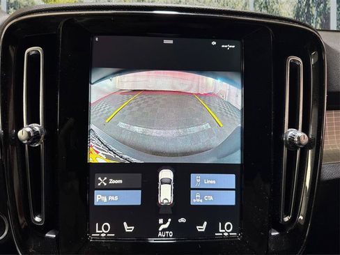 Used 2022 Volvo XC40 T5 Momentum image 26