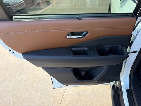 Used 2024 Nissan Pathfinder Platinum AWD/4WD image 14