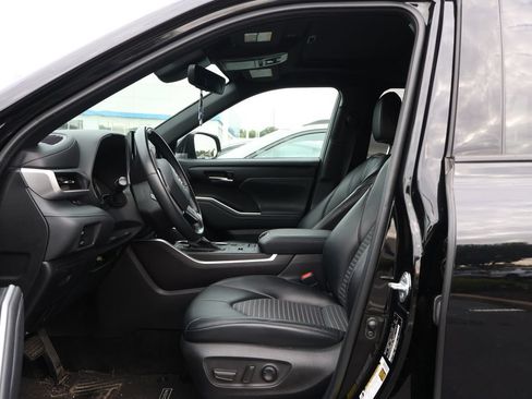 Used 2022 Toyota Highlander XSE FWD image 8
