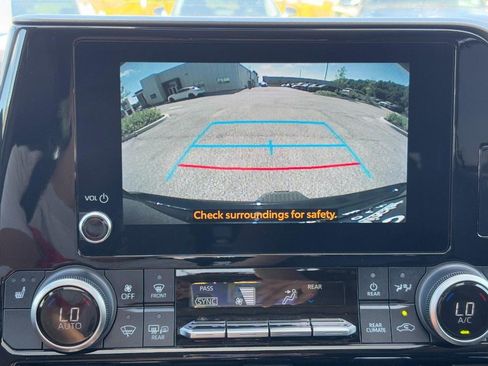 Used 2023 Toyota Highlander XLE AWD/4WD image 22