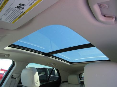 Used 2022 Buick Envision Avenir w/ Technology Package II image 26