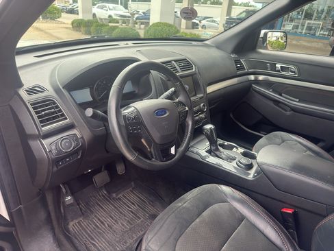 Used 2018 Ford Explorer XLT w/ XLT Appearance Package AWD/4WD image 10