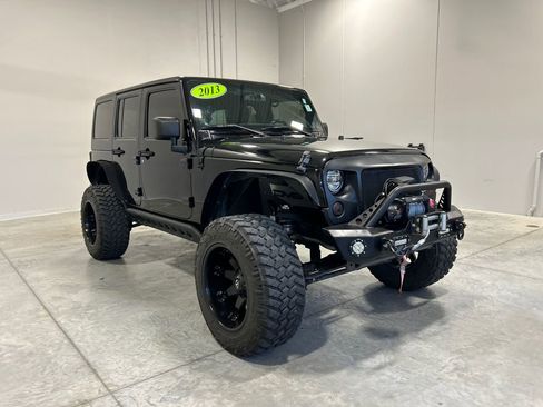 Used 2013 Jeep Wrangler Unlimited Sahara AWD/4WD image 4