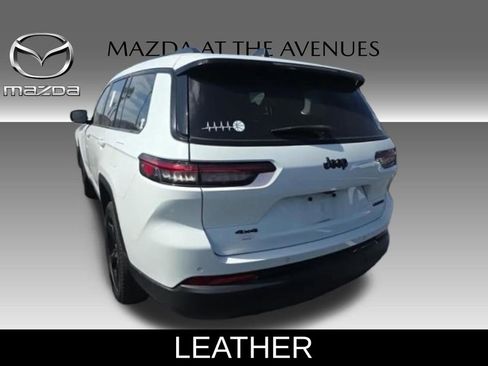 Used 2023 Jeep Grand Cherokee L Limited w/ Black Appearance Package AWD/4WD image 3