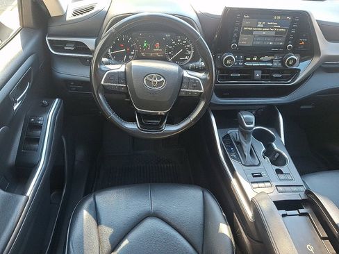 Used 2021 Toyota Highlander XLE AWD/4WD image 11