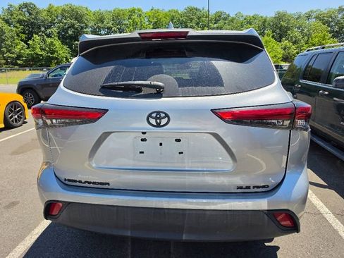 Used 2021 Toyota Highlander XLE AWD/4WD image 5