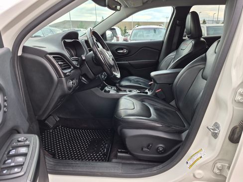 Used 2019 Jeep Cherokee Trailhawk AWD/4WD image 15