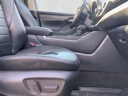 Used 2023 Toyota Highlander XLE image 23