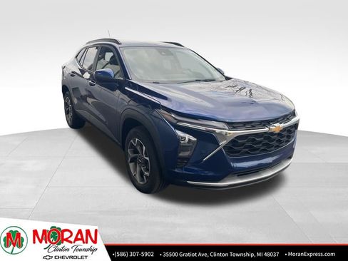 Used 2024 Chevrolet Trax LT w/ Driver Confidence Package image 2