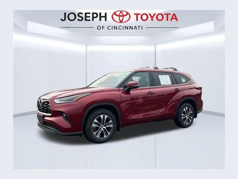 Certified 2021 Toyota Highlander XLE AWD/4WD image 1