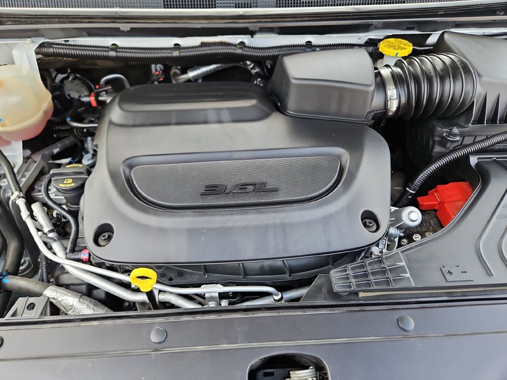 Used 2025 Chrysler Pacifica Limited FWD image 38