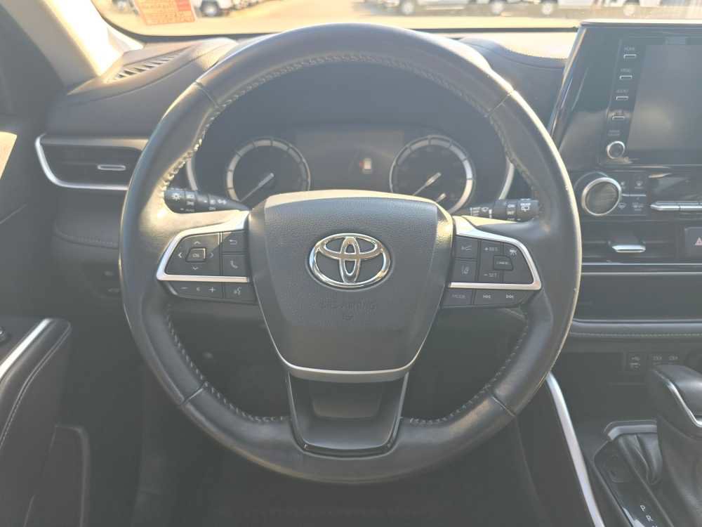 Used 2022 Toyota Highlander XLE AWD/4WD image 11