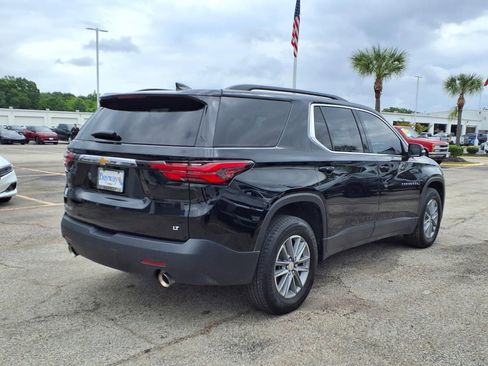 Used 2023 Chevrolet Traverse LT FWD image 2