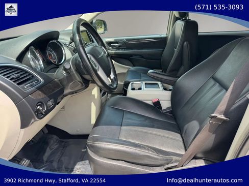 Used 2016 Chrysler Town & Country Touring FWD image 19
