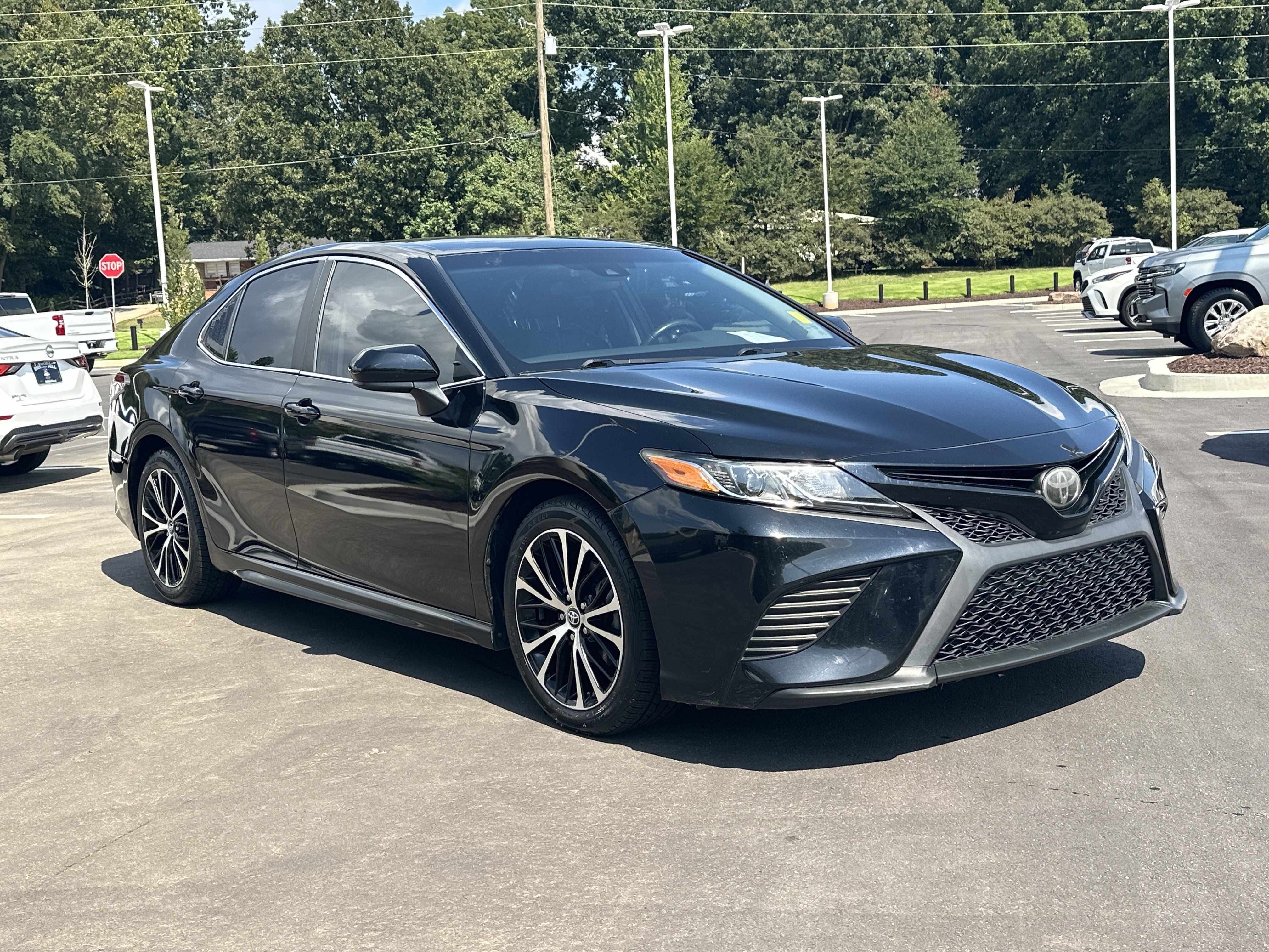 Used 2018 Toyota Camry SE FWD image 2