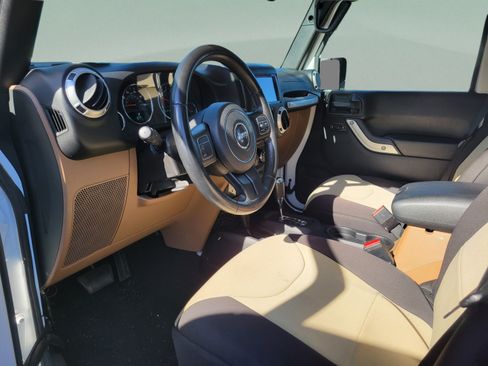 Used 2018 Jeep Wrangler Unlimited Sahara AWD/4WD image 13
