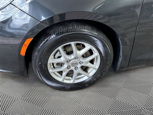 Used 2022 Chrysler Pacifica Touring-L image 33