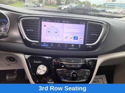 Used 2022 Chrysler Pacifica Touring-L FWD image 16