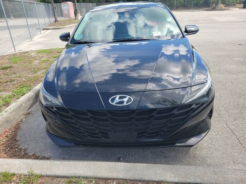 Used 2022 Hyundai Elantra SEL w/ Convenience Package FWD image 2