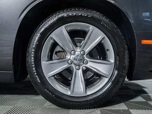 Used 2015 Dodge Challenger SXT image 18