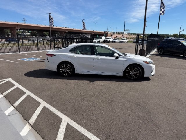 Used 2020 Toyota Camry SE w/ Sunroof Package FWD image 19