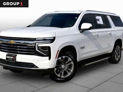 Used 2025 Chevrolet Suburban LT w/ Comfort Package RWD image 1