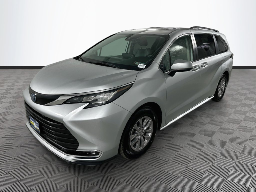 Certified 2022 Toyota Sienna XLE w/ XLE Plus Package AWD/4WD image 3