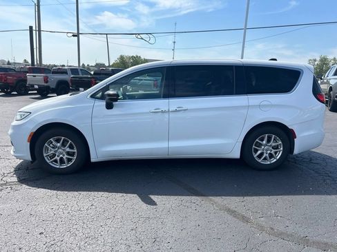 Used 2025 Chrysler Pacifica Select FWD image 8