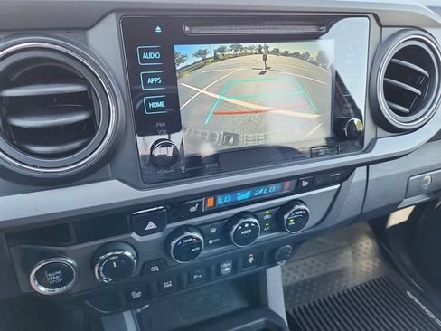 Used 2017 Toyota Tacoma TRD Off-Road w/ Premium & Technology Package AWD/4WD image 28