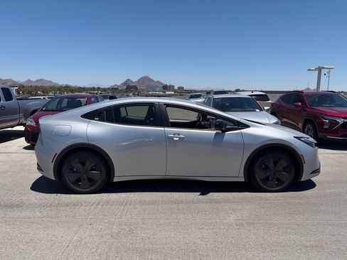 Used 2026 Toyota Prius Plug-In Hybrid FWD image 3