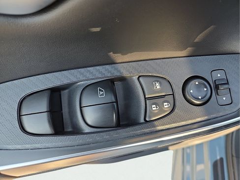 Used 2025 Nissan Sentra SR FWD image 15