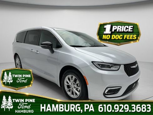 Used 2026 Chrysler Pacifica Limited FWD image 1